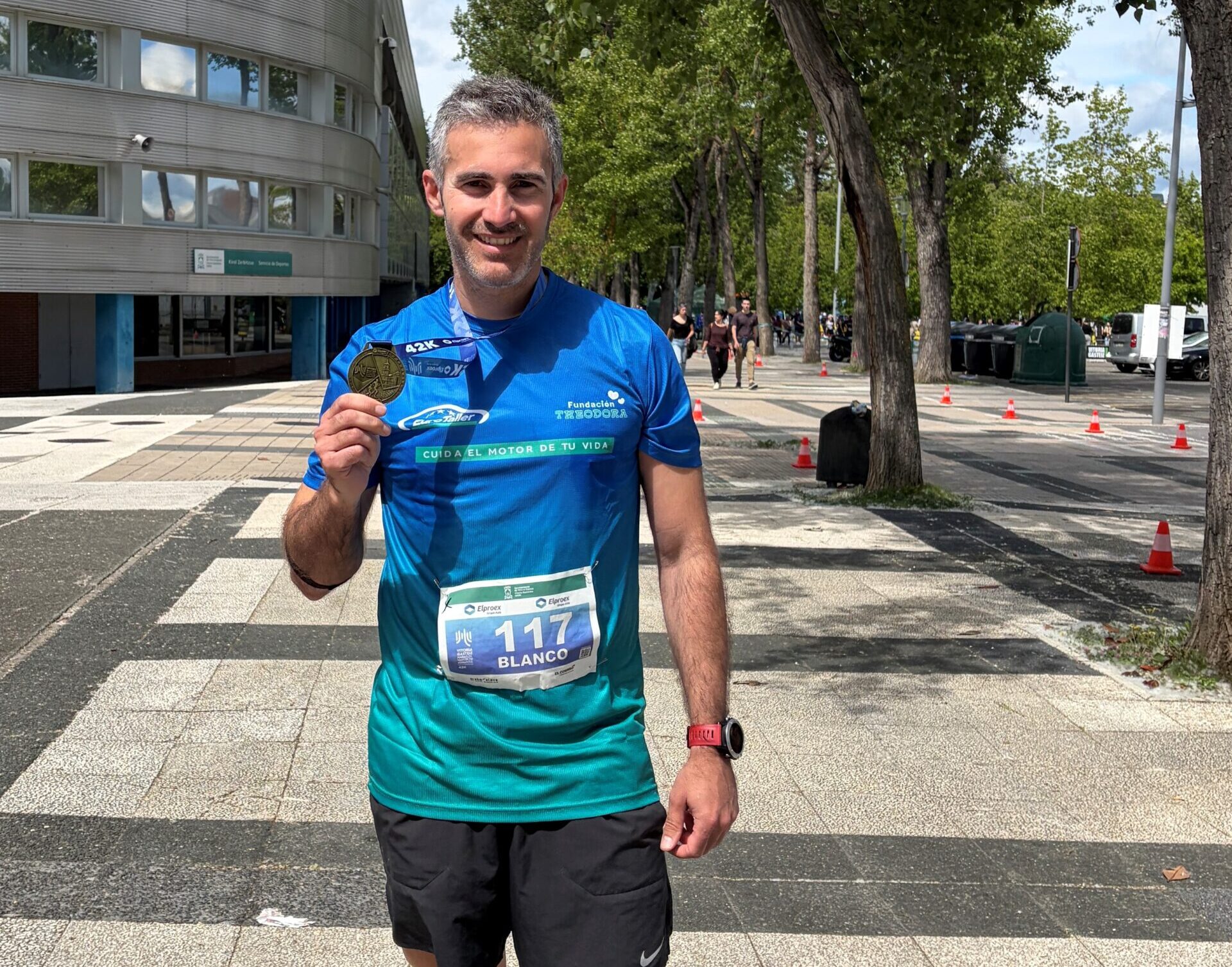 Higinio Blanco suma 42K a Kilómetros por Sonrisas en el Maratón Martín Fiz de Vitoria