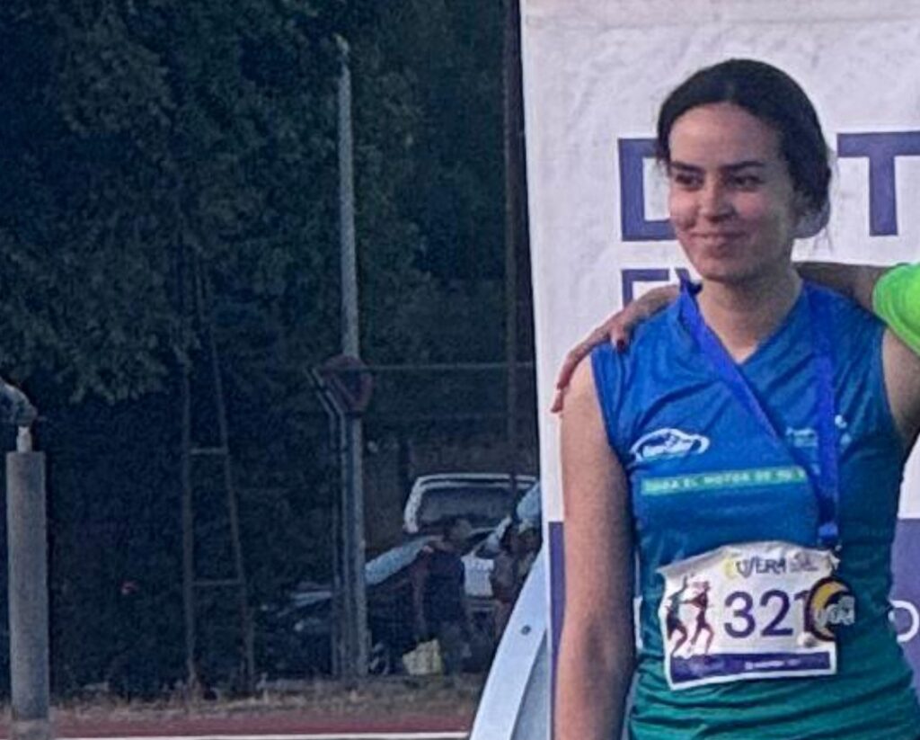 Marta cruza una nueva meta solidaria en la Milla Urbana Nocturna de Usera