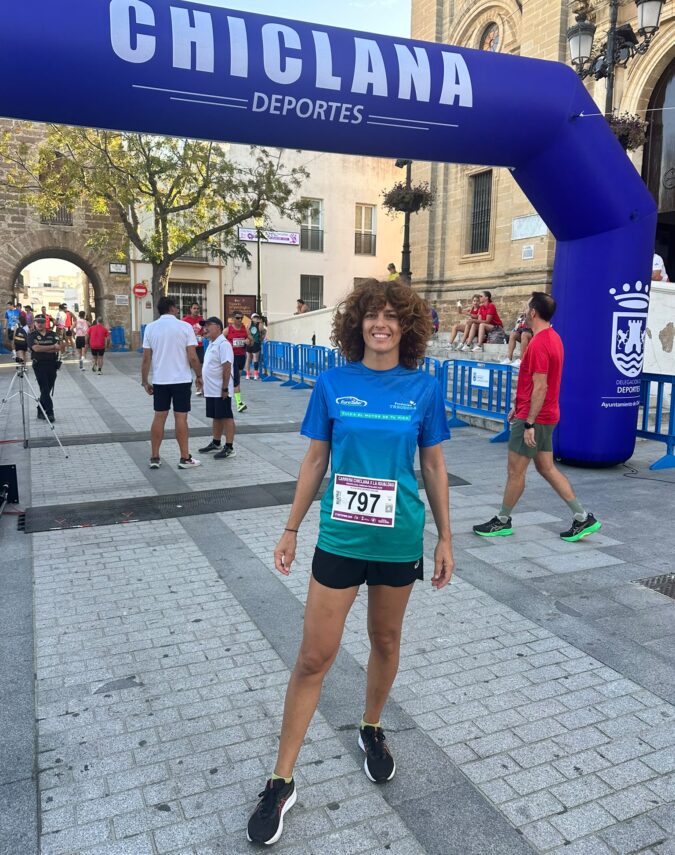 Beatriz Esteban suma sus primeros Kilómetros por Sonrisas en Chiclana en la Carrera por la Igualdad