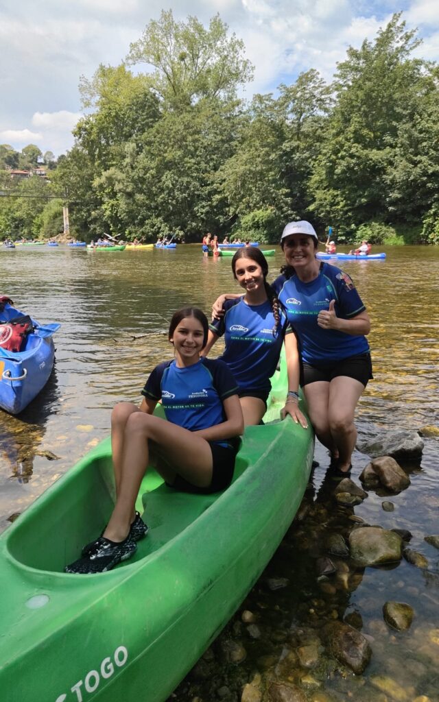 Sara, Lucía y Teresa llevan Kilómetros por Sonrisas hasta el Descenso del Sella y suman 42 kilómetros a golpe de remo